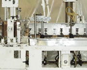 <Intermittent Motion Poucher>